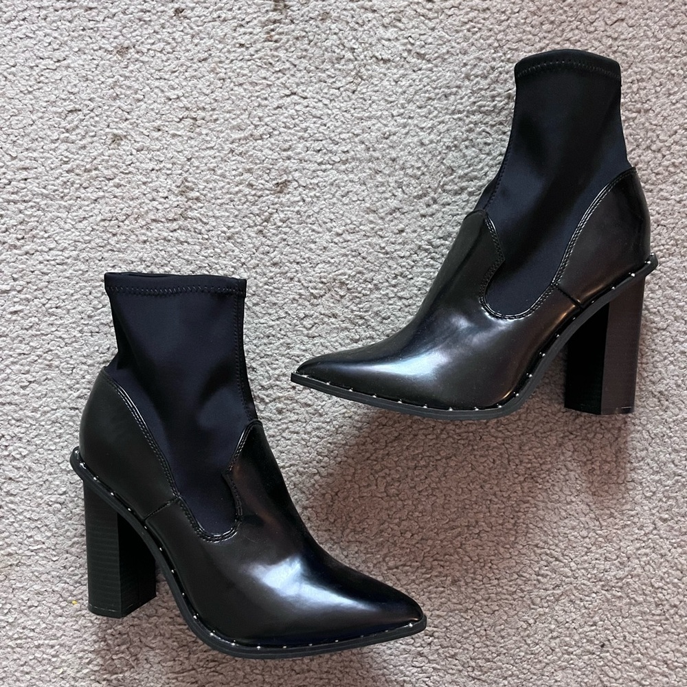 MISSGUIDED “SOCK” BOOTIE-SIZE 9